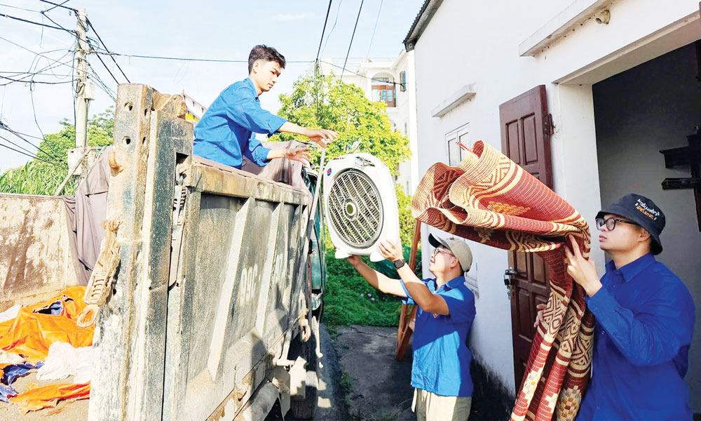 Đoàn viên, thanh niên Bắc Ninh hỗ trợ người dân di dời tài sản phục vụ Dự án sân bay Gia Bình