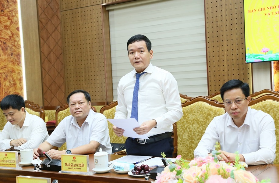 i&aacute;m đốc Sở X&acirc;y dựng tỉnh Hưng Y&ecirc;n b&aacute;o c&aacute;o nội dung k&yacute; kết ghi nhớ hợp t&aacute;c.