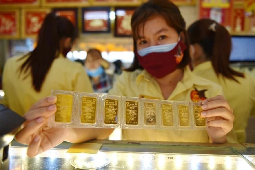 Giá vàng trong nước duy trì ở vùng cao sau nhịp phục hồi mạnh, trong khi giới đầu tư vẫn thận trọng trước các quyết định chính sách tiền tệ của các ngân hàng trung ương lớn. Giá vàng trong nước duy trì ở vùng cao sau nhịp phục hồi mạnh, trong khi giới đầu tư vẫn thận trọng trước các quyết định chính sách tiền tệ của các ngân hàng trung ương lớn.