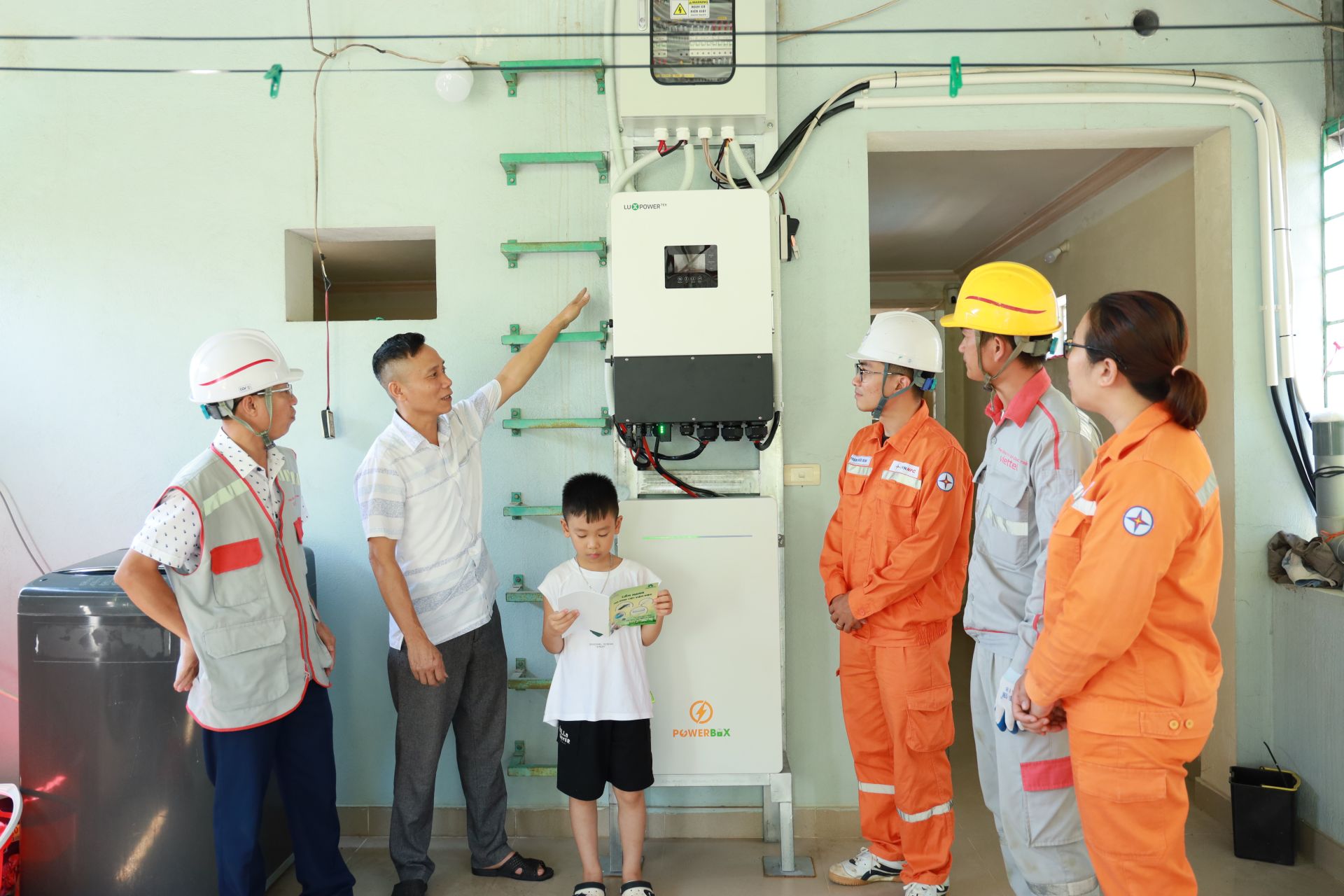 Ông Lê Quý Đoàn, chủ nhà nghỉ Minh đoàn (thứ 2 từ trái qua) đang giới thiệu về hệ thống điều khiển ĐMTMN Ông Lê Quý Đoàn, chủ nhà nghỉ Minh đoàn (thứ 2 từ trái qua) đang giới thiệu về hệ thống điều khiển ĐMTMN