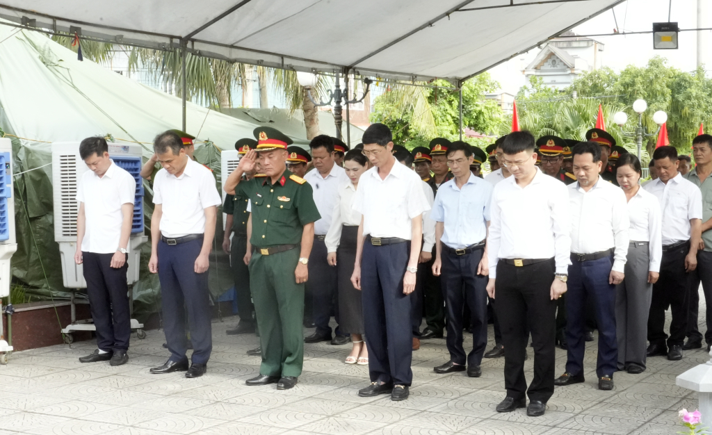 Trước khi tiến hành lấy mẫu, các đại biểu dâng hương, dâng hoa và dành phút mặc niệm tưởng nhớ tới các anh hùng liệt sĩ Trước khi tiến hành lấy mẫu, các đại biểu dâng hương, dâng hoa và dành phút mặc niệm tưởng nhớ tới các anh hùng liệt sĩ