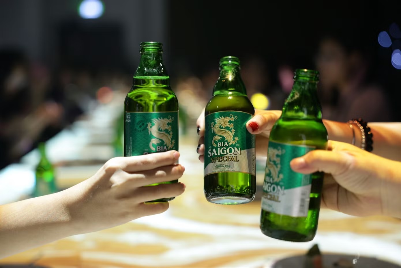 Người trẻ Việt đang thận trọng hơn và tránh các cuộc nhậu quá chén dù vẫn coi trọng các buổi gặp gỡ hay những lễ kỷ niệm quan trọng Người trẻ Việt đang thận trọng hơn và tránh các cuộc nhậu quá chén dù vẫn coi trọng các buổi gặp gỡ hay những lễ kỷ niệm quan trọng