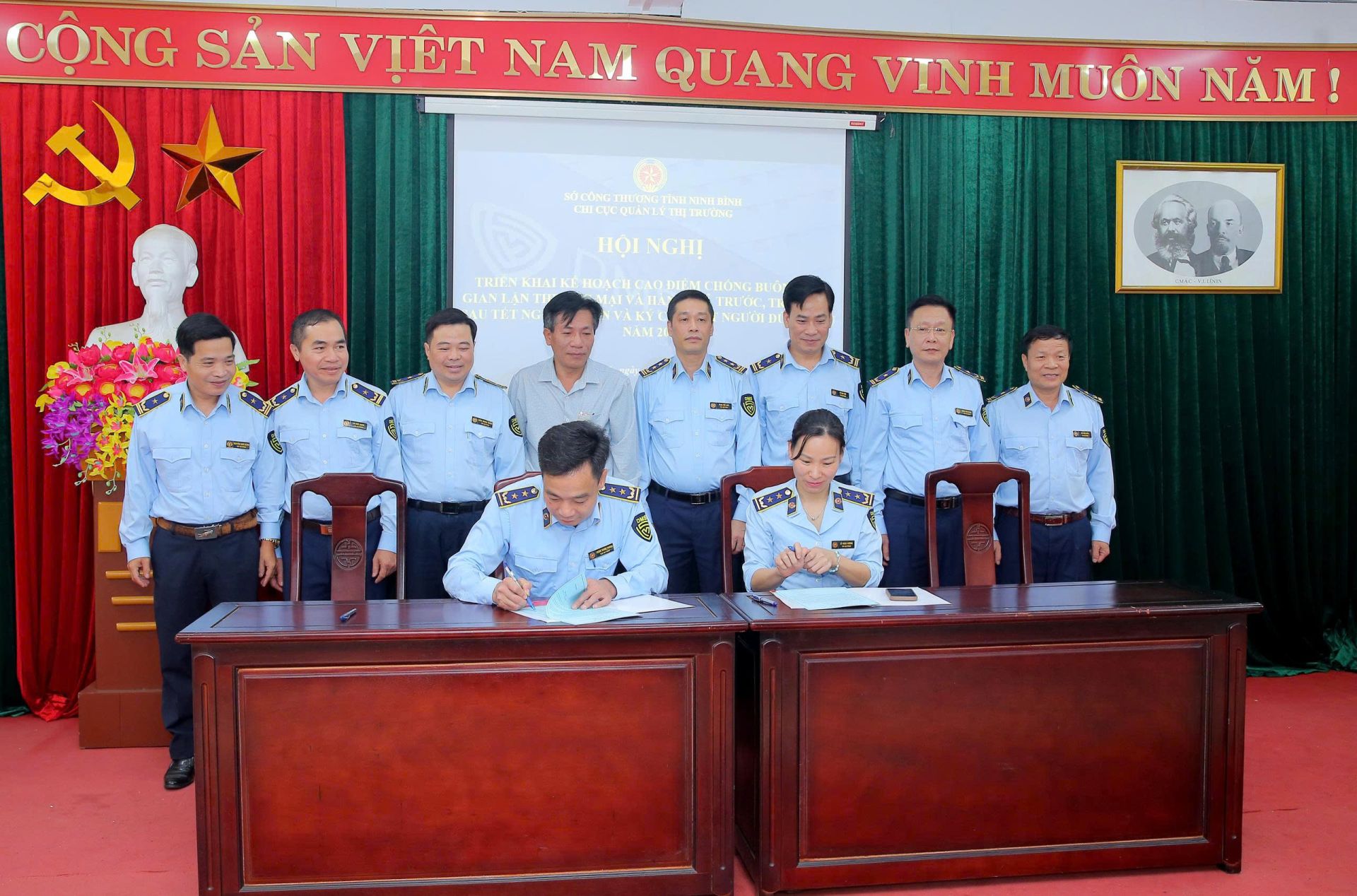 Các đơn vị thuộc Chi cục Quản lý thị trường Ninh Bình ký cam kết trách nhiệm của người đứng đầu trong việc thực hiện nhiệm vụ được giao, bảo đảm kỷ luật, kỷ cương hành chính và đạo đức công vụ Các đơn vị thuộc Chi cục Quản lý thị trường Ninh Bình ký cam kết trách nhiệm của người đứng đầu trong việc thực hiện nhiệm vụ được giao, bảo đảm kỷ luật, kỷ cương hành chính và đạo đức công vụ