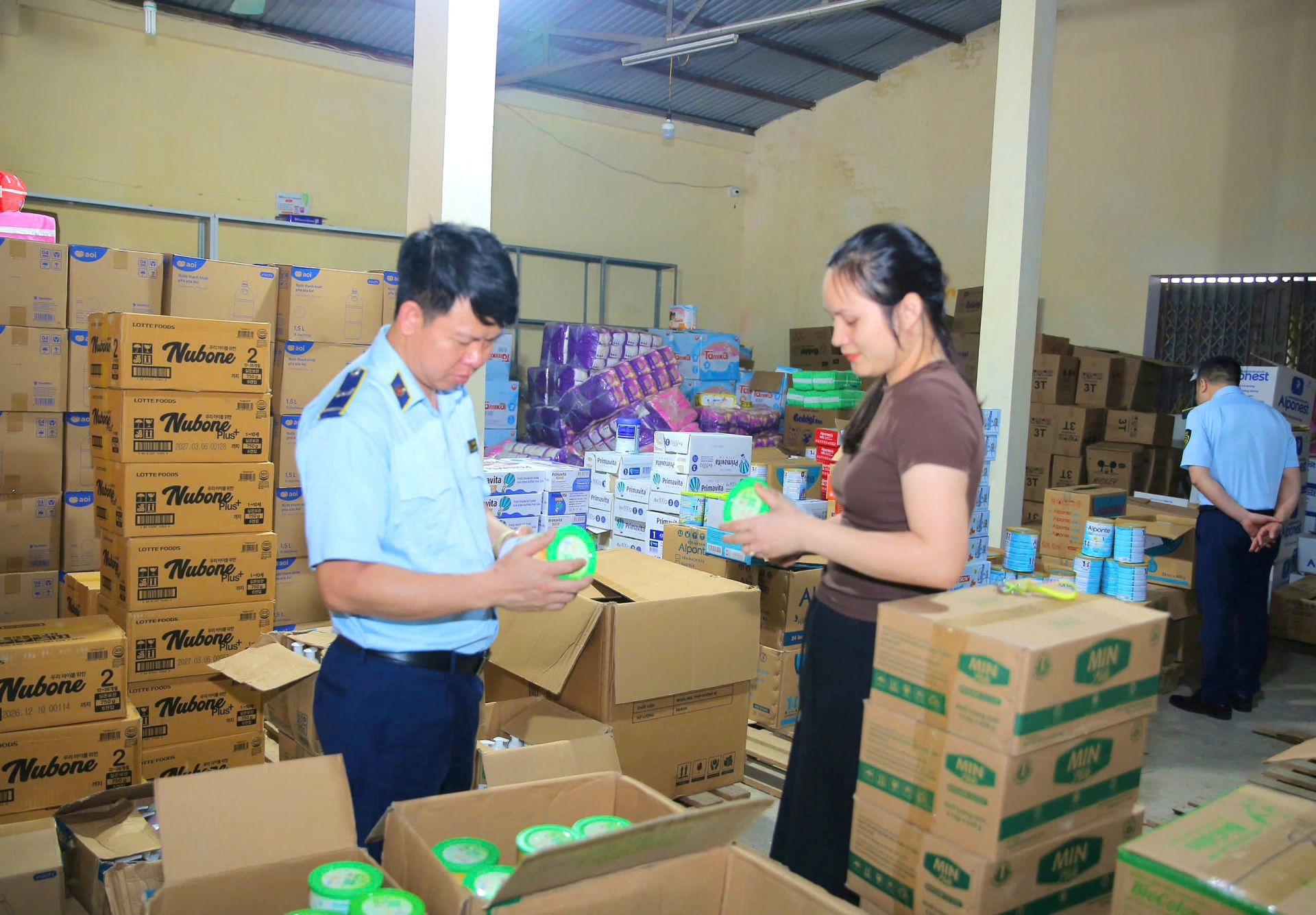 Lực lượng Quản lý thị trường Ninh Bình tăng cường kiểm tra hàng hóa Lực lượng Quản lý thị trường Ninh Bình tăng cường kiểm tra hàng hóa