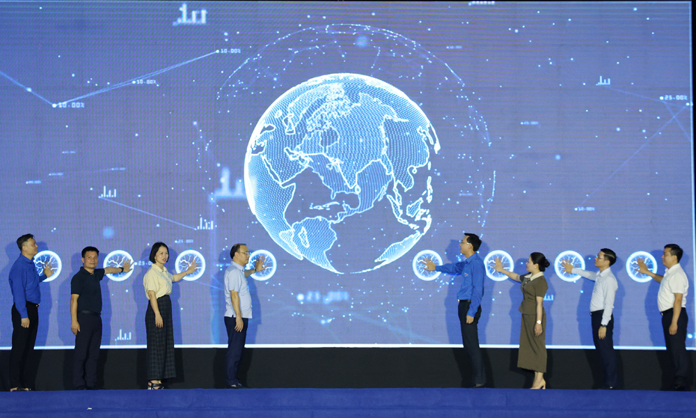 C&aacute;c đại biểu thực hiện nghi thức ra mắt s&agrave;n thương mại điện tử B&aacute;ch h&oacute;a số HASU.