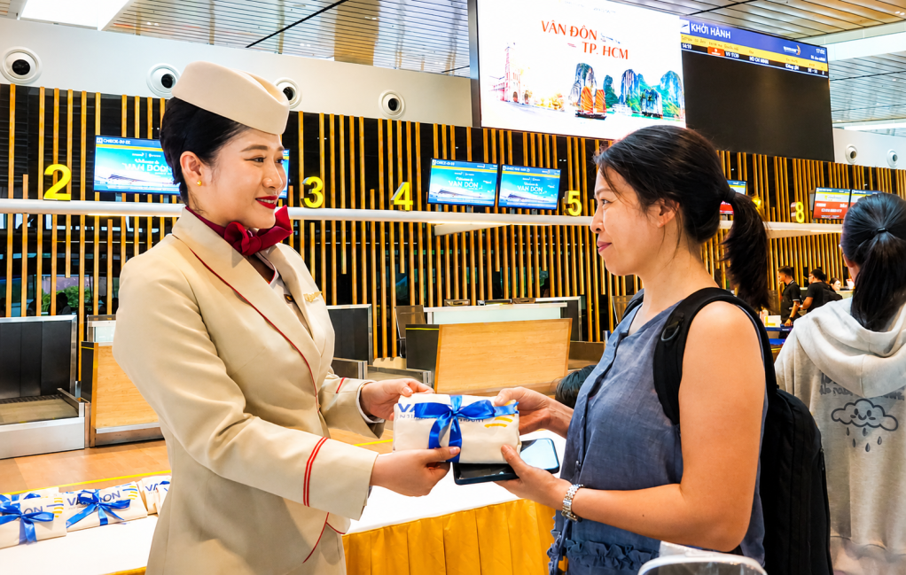H&agrave;nh kh&aacute;ch đi chuyến bay được tặng qu&agrave; trước khi khởi h&agrave;nh