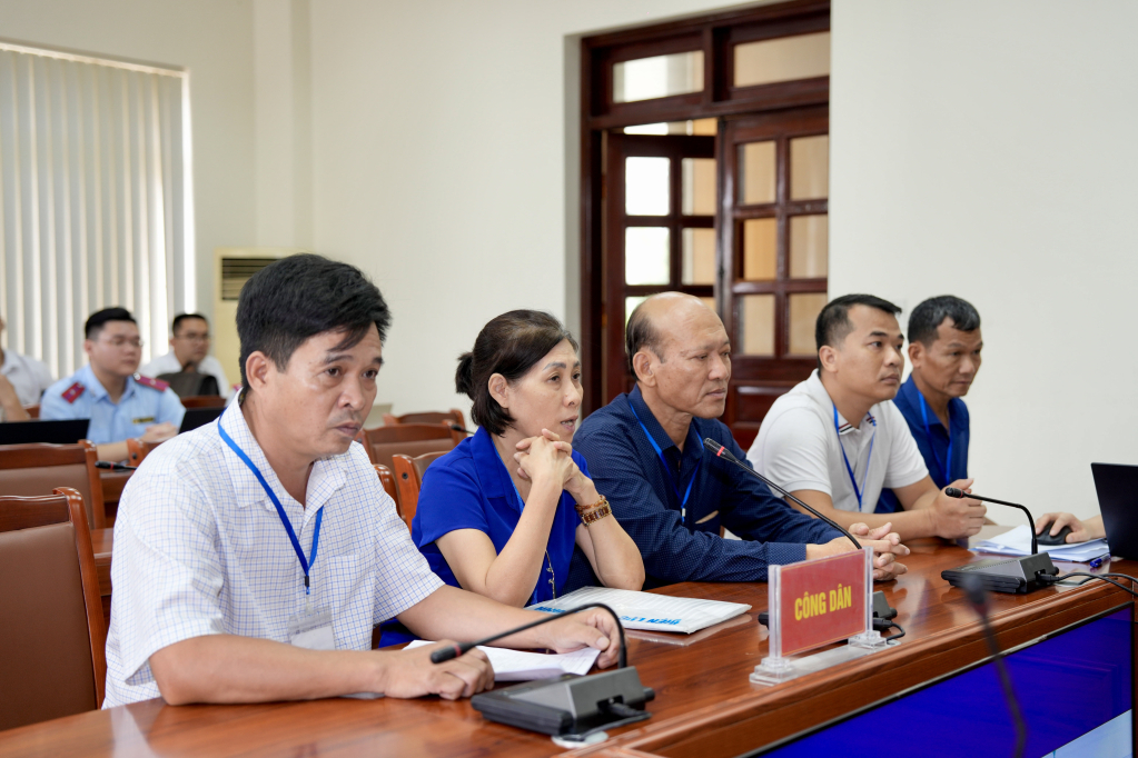 Đại diện các công dân trình bày kiến nghị tại buổi tiếp công dân định kỳ tháng 6 Đại diện các công dân trình bày kiến nghị tại buổi tiếp công dân định kỳ tháng 6