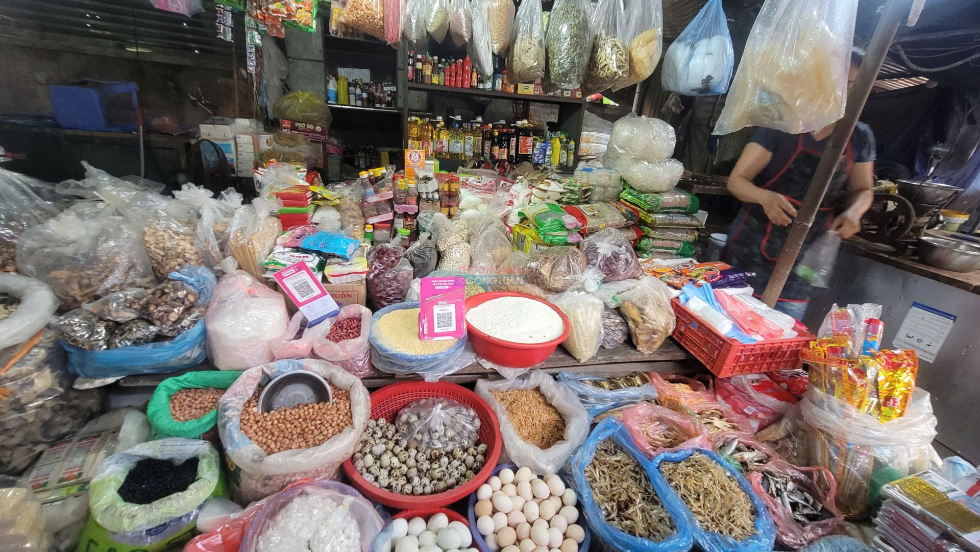 Góc khuất phía sau những chai sốt giá rẻ và gia vị không nhãn mác