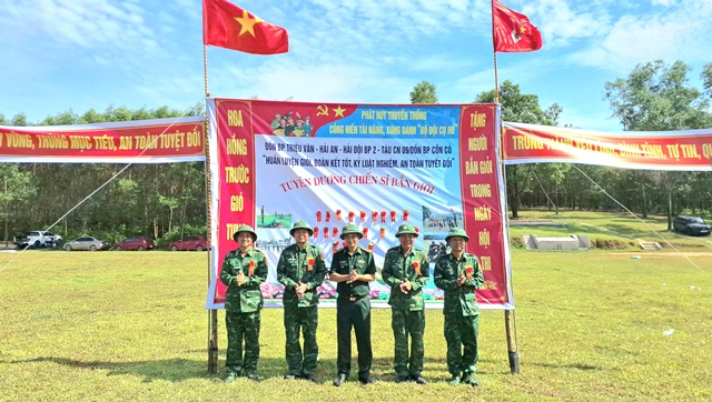 Thượng tá Nguyễn Minh Hợp, Phó Tham mưu trưởng BĐBP tỉnh Quảng Trị tặng hoa bắn giỏi. Thượng tá Nguyễn Minh Hợp, Phó Tham mưu trưởng BĐBP tỉnh Quảng Trị tặng hoa bắn giỏi.