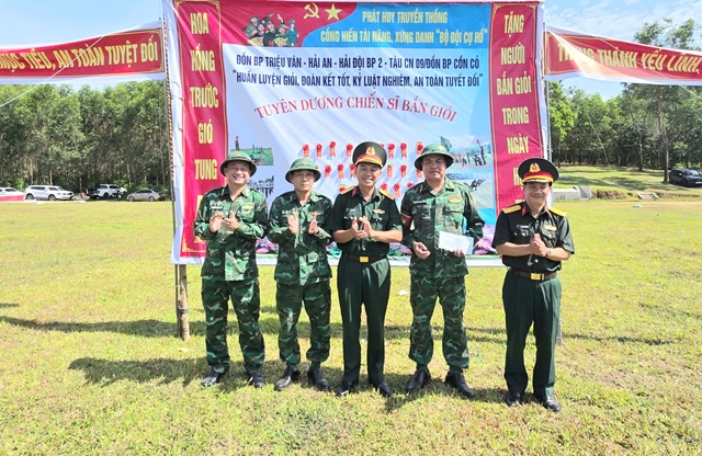 Thượng tá Nguyễn Văn Tân, Chỉ huy trưởng, Ban Chỉ huy phòng thủ Khu vực 4 - Triệu Phong tặng quà cho các đơn vị. Thượng tá Nguyễn Văn Tân, Chỉ huy trưởng, Ban Chỉ huy phòng thủ Khu vực 4 - Triệu Phong tặng quà cho các đơn vị.