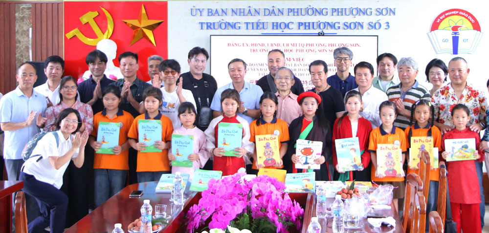 Đoàn đến thăm, tặng quà học sinh Trường Tiểu học Phượng Sơn số 3. Đoàn đến thăm, tặng quà học sinh Trường Tiểu học Phượng Sơn số 3.