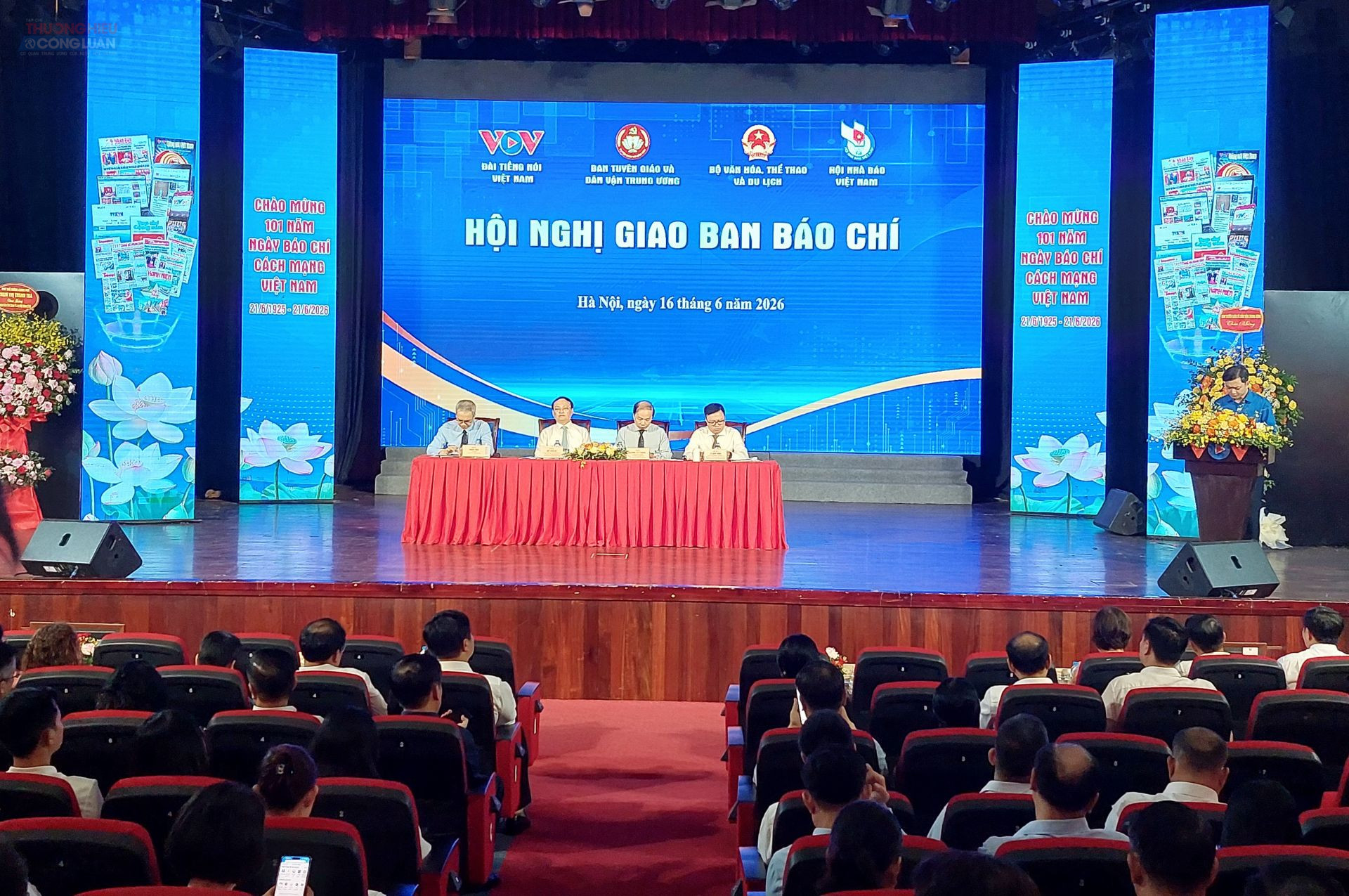 C&aacute;c đại biểu chủ tr&igrave; hội nghị