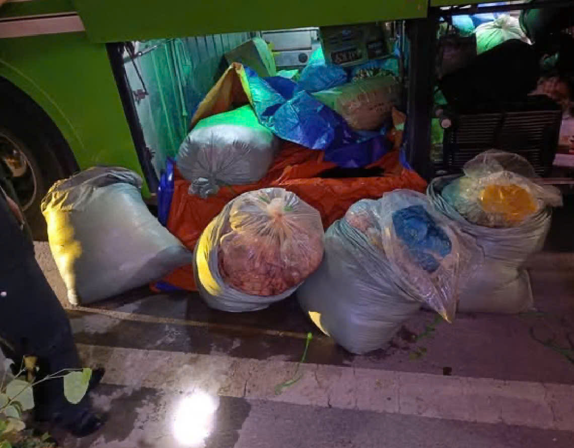 Lực lượng chức năng phát hiện 5 bao tải chứa 475kg mỡ lợn không rõ nguồn gốc khi đang được vận chuyển đi tiêu thụ. (Ảnh: Công an tỉnh Điện Biên) Lực lượng chức năng phát hiện 5 bao tải chứa 475kg mỡ lợn không rõ nguồn gốc khi đang được vận chuyển đi tiêu thụ. (Ảnh: Công an tỉnh Điện Biên)