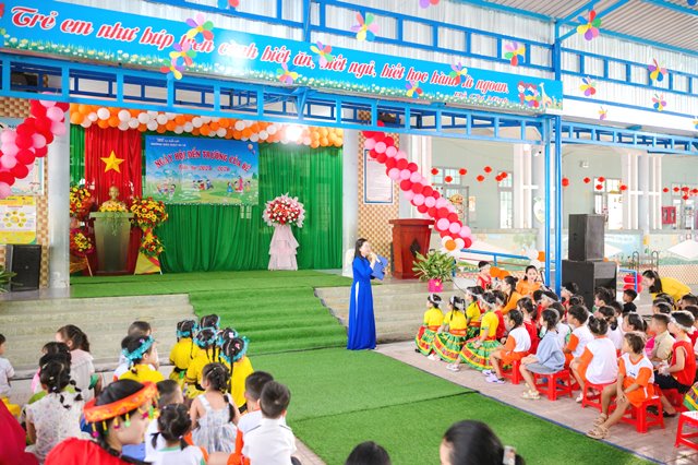 Cô giáo và các cháu học sinh Trường Mẫu giáo Bà Tá, xã Suối Kiết tại Ngày hội đến trường của bé năm học 2025 - 2026. Cô giáo và các cháu học sinh Trường Mẫu giáo Bà Tá, xã Suối Kiết tại Ngày hội đến trường của bé năm học 2025 - 2026.