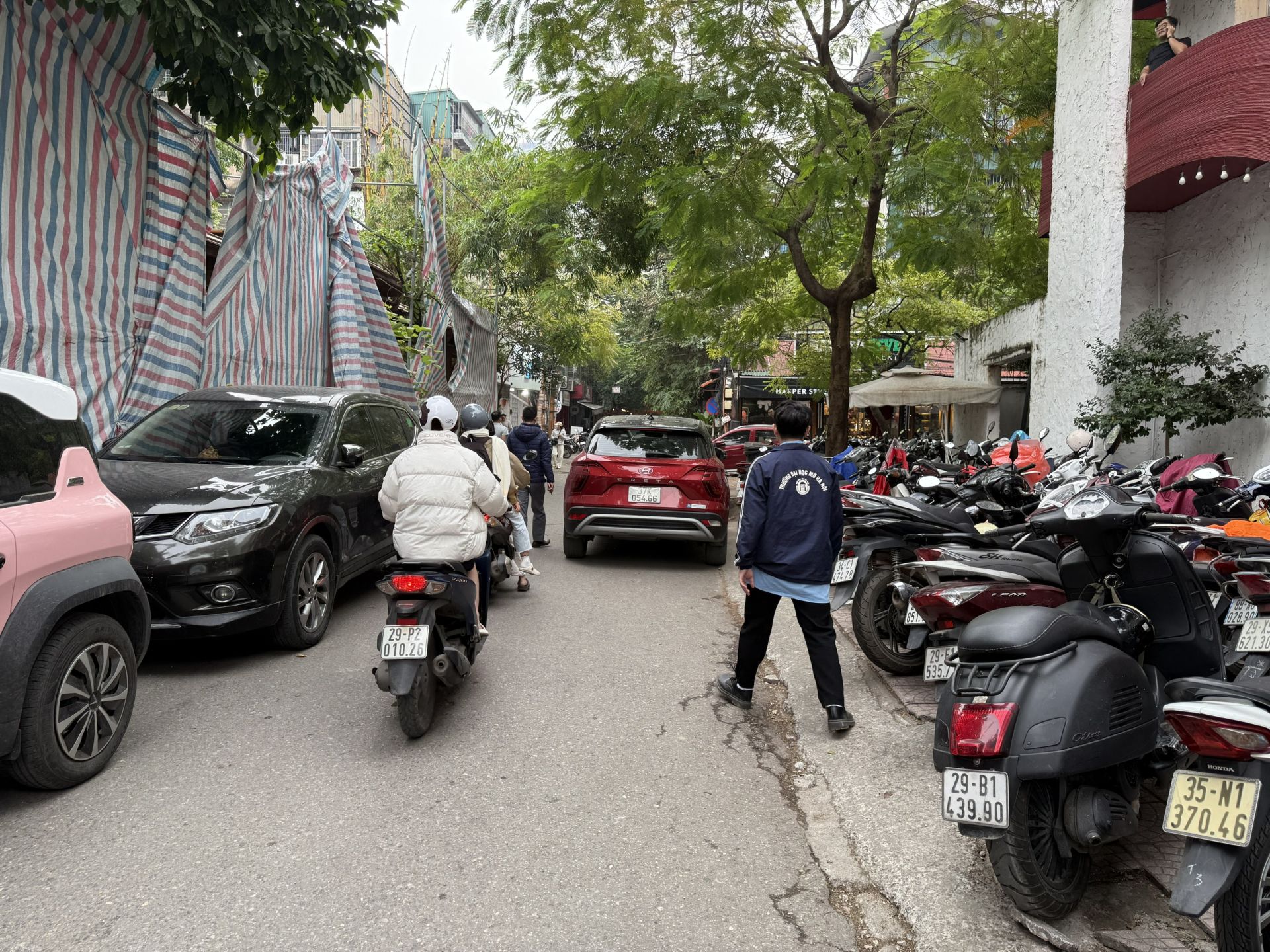 Hà Nội: Sử dụng trái phép lòng đường, vỉa hè có thể bị phạt tới 6 triệu đồng