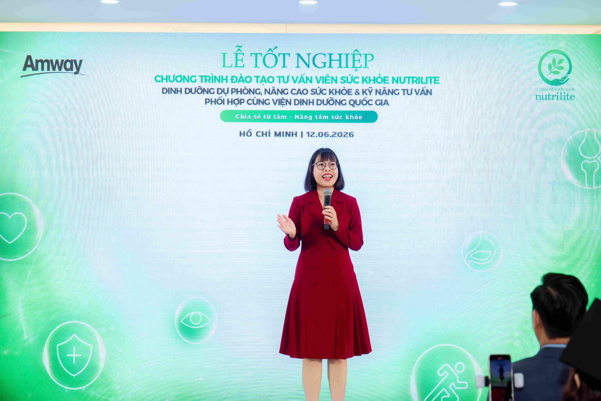 B&agrave; Nguyễn Thị Lệ Uy&ecirc;n, Gi&aacute;m đốc Kinh doanh v&agrave; Huấn luyện to&agrave;n quốc Amway Việt Nam ph&aacute;t biểu trong buổi lễ