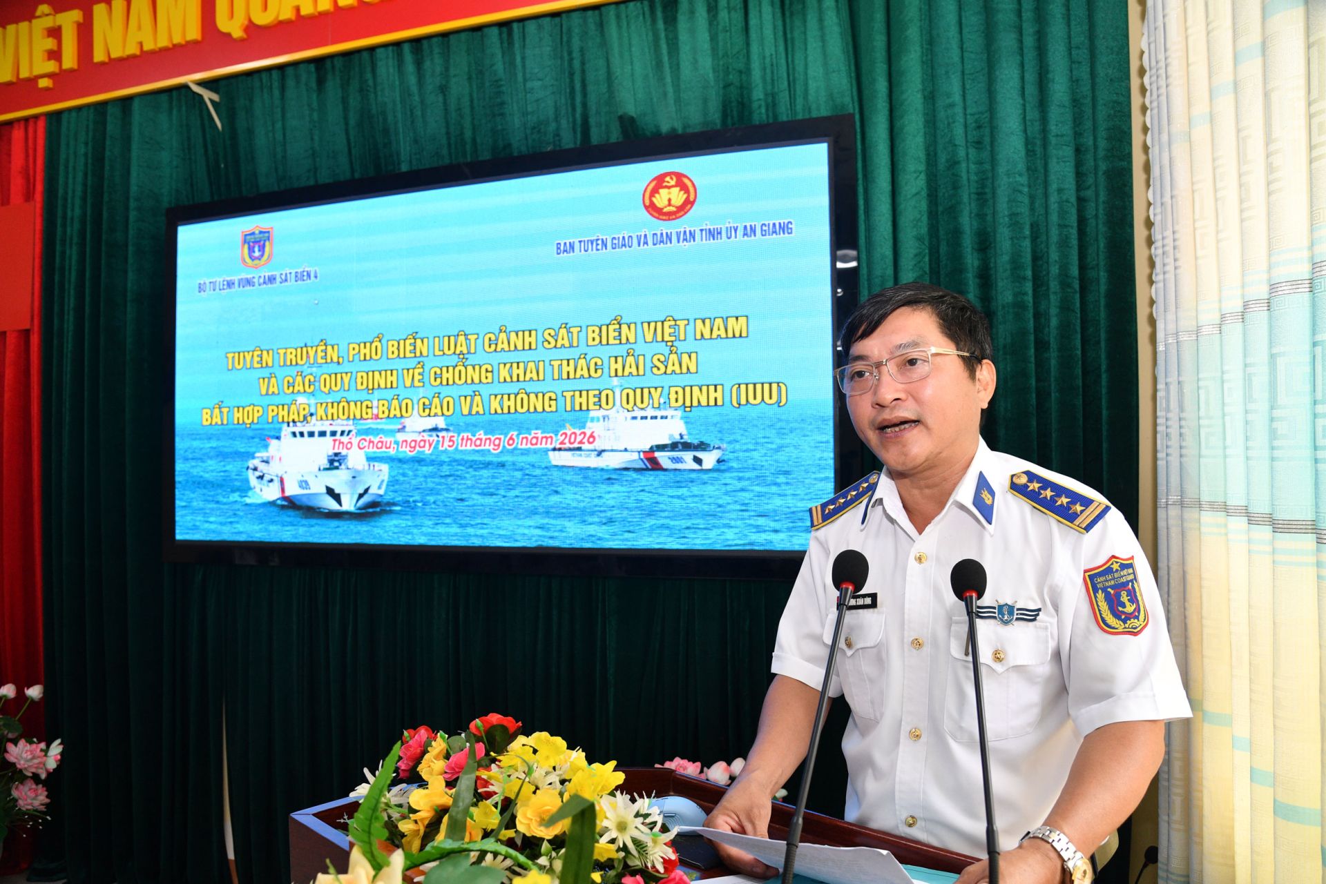 Đại tá Dương Xuân Dũng - Phó Chủ nhiệm Chính trị, Bộ Tư lệnh Vùng Cảnh sát biển 4 phát biểu khai mạc buổi tuyên truyền. Đại tá Dương Xuân Dũng - Phó Chủ nhiệm Chính trị, Bộ Tư lệnh Vùng Cảnh sát biển 4 phát biểu khai mạc buổi tuyên truyền.