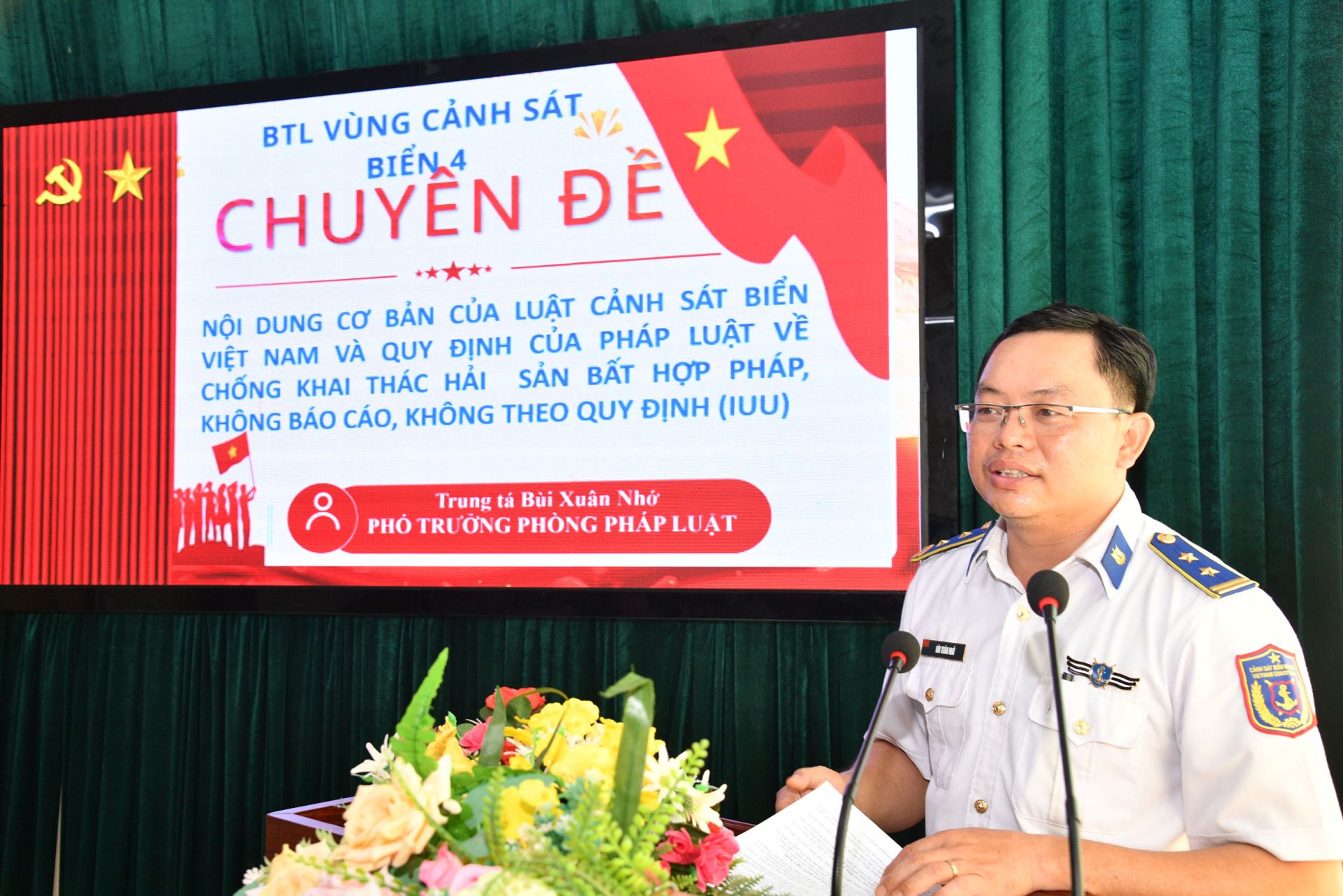 Trung tá Bùi Xuân Nhớ - Báo cáo viên Pháp luật, Bộ Tư lệnh Vùng Cảnh sát biển 4 tuyên truyền, phổ biến pháp luật cho Nhân dân đặc khu Thổ Châu. Trung tá Bùi Xuân Nhớ - Báo cáo viên Pháp luật, Bộ Tư lệnh Vùng Cảnh sát biển 4 tuyên truyền, phổ biến pháp luật cho Nhân dân đặc khu Thổ Châu.