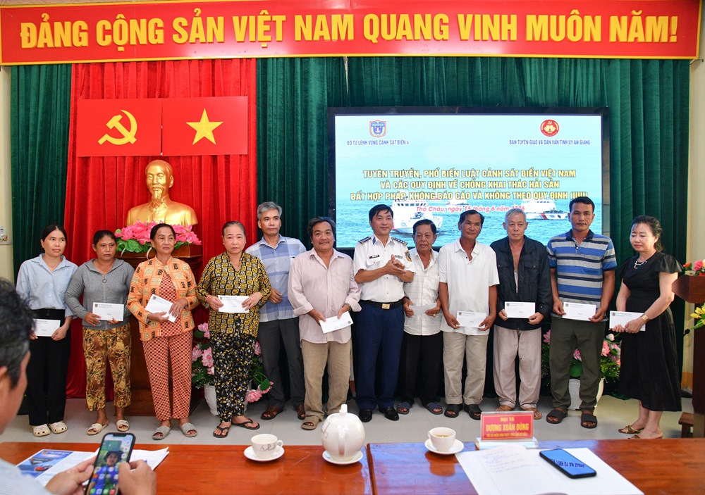 Bộ Tư lệnh Vùng Cảnh sát biển 4 tặng quà các gia đình chính sách, gia đình ngư dân có hoàn cảnh khó khăn trên địa bàn đặc khu Thổ Châu. Bộ Tư lệnh Vùng Cảnh sát biển 4 tặng quà các gia đình chính sách, gia đình ngư dân có hoàn cảnh khó khăn trên địa bàn đặc khu Thổ Châu.