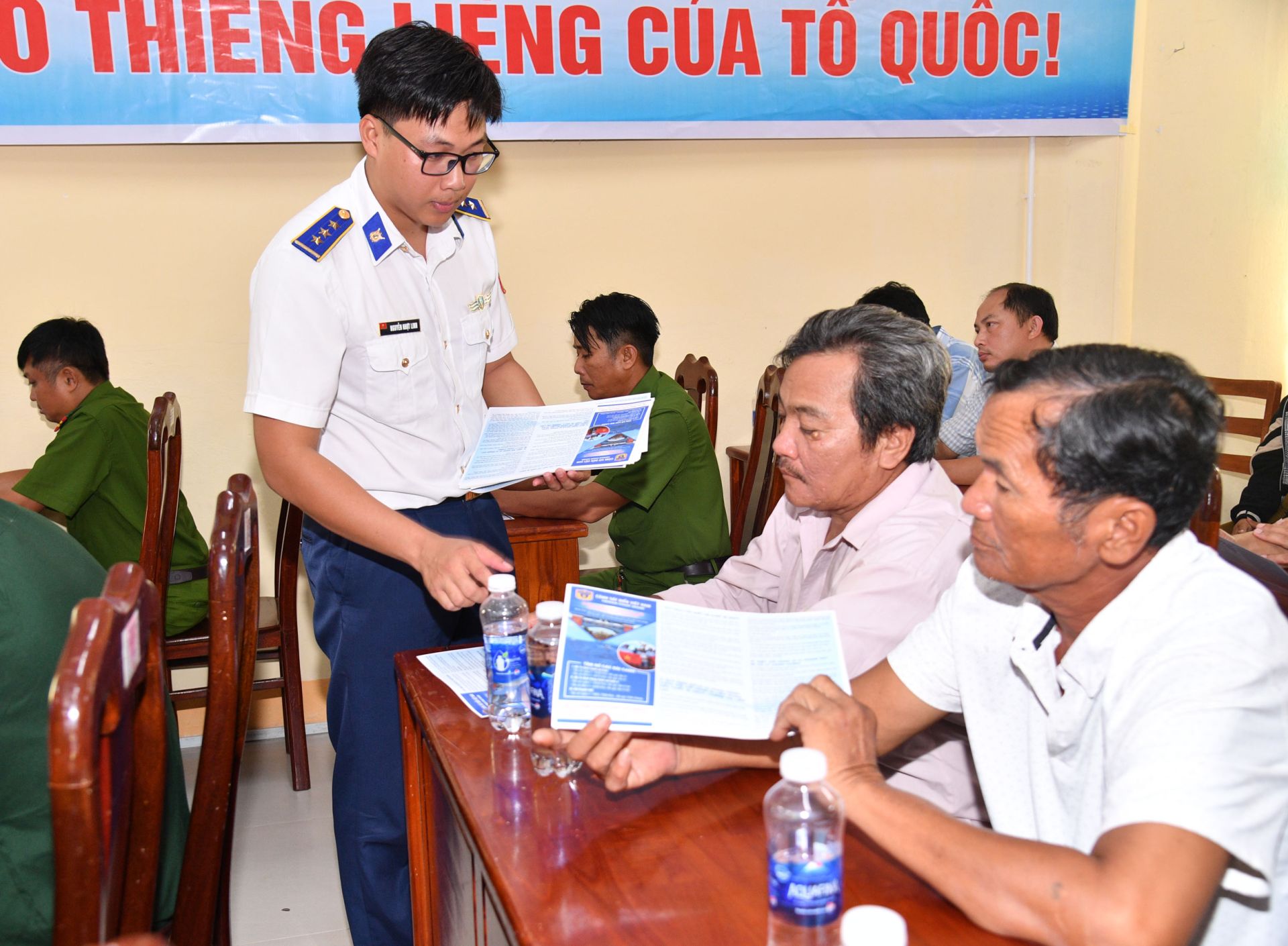 Cán bộ Bộ Tư lệnh Vùng Cảnh sát biển 4 phát tờ rơi tuyên truyền pháp luật cho ngư dân. Cán bộ Bộ Tư lệnh Vùng Cảnh sát biển 4 phát tờ rơi tuyên truyền pháp luật cho ngư dân.