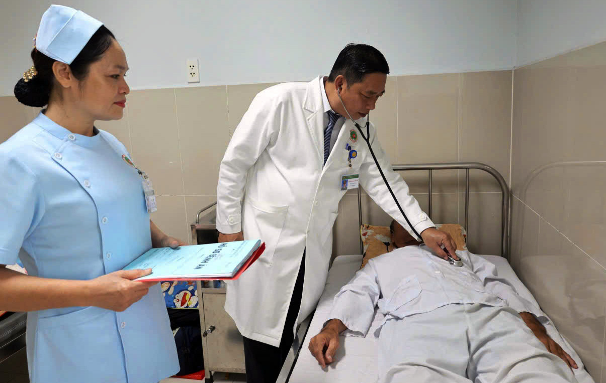 BS Bệnh viện Qu&acirc;n y 121 kh&aacute;m bệnh cho bệnh nh&acirc;n