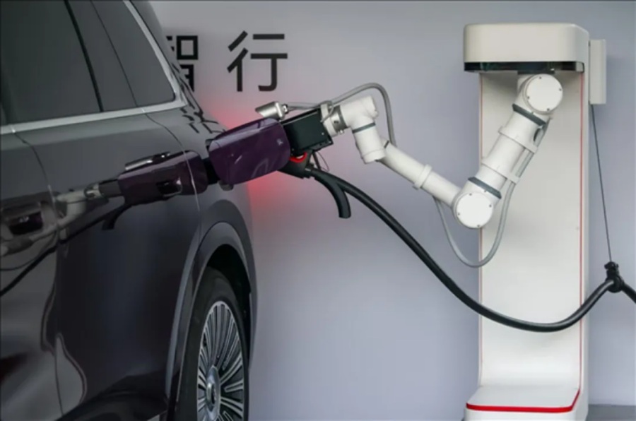 C&aacute;nh tay robot sạc pin của HIMA.