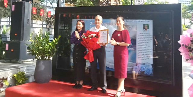 Đại diện l&atilde;nh đạo Thư viện Đ&agrave; Nẵng tặng hoa ch&uacute;c mừng Nh&agrave; văn Phan Trang Hy.