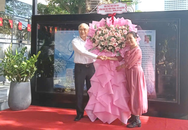 Đại diện Nh&agrave; xuất bản Văn học &ndash; VPĐD khu vực miền Trung & T&acirc;y nguy&ecirc;n tặng hoa ch&uacute;c mừng Nh&agrave; văn Phan Trang Hy,