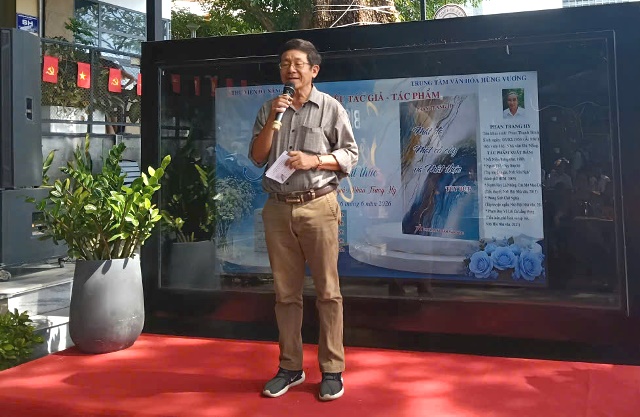 Nh&agrave; thơ, B&aacute;c sĩ Mai Hữu Phước, Ph&oacute; Chủ tịch Hội Nh&agrave; văn TP. Đ&agrave; Nẵng ph&aacute;t biểu tại chương tr&igrave;nh.