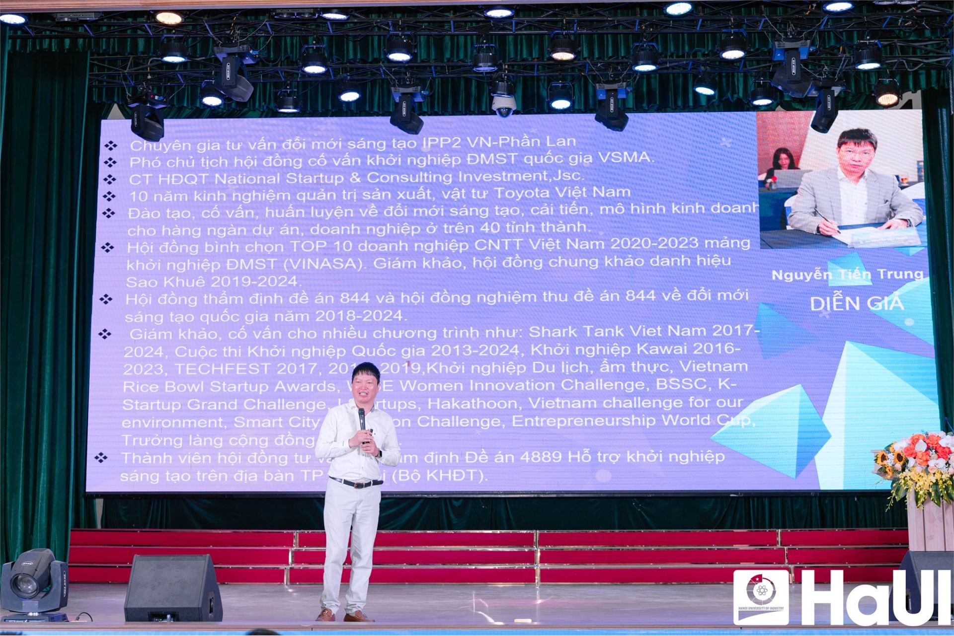 Ông Nguyễn Tiến Trung - Phó Chủ tịch Hội đồng cố vấn Khởi nghiệp Đổi mới sáng tạo quốc gia VSMA chia sẻ tham luận với chủ đề Ông Nguyễn Tiến Trung - Phó Chủ tịch Hội đồng cố vấn Khởi nghiệp Đổi mới sáng tạo quốc gia VSMA chia sẻ tham luận với chủ đề