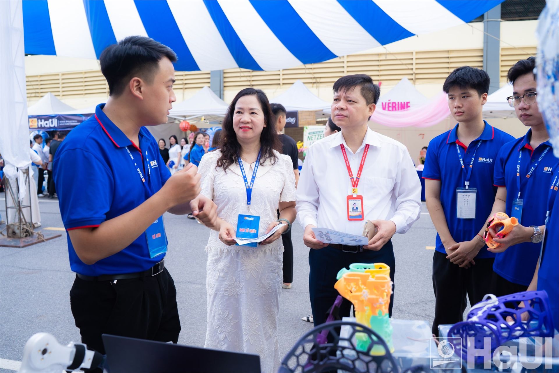 PGS.TS. Phạm Văn Đông - Phó Giám đốc Đại học Công nghiệp Hà Nội và PGS.TS. Lưu Thị Tho - Phó Trưởng Khoa Công nghệ May và Thiết kế Thời trang tham quan, trao đổi với sinh viên về các dự án khởi nghiệp trưng bày tại ngày hội PGS.TS. Phạm Văn Đông - Phó Giám đốc Đại học Công nghiệp Hà Nội và PGS.TS. Lưu Thị Tho - Phó Trưởng Khoa Công nghệ May và Thiết kế Thời trang tham quan, trao đổi với sinh viên về các dự án khởi nghiệp trưng bày tại ngày hội
