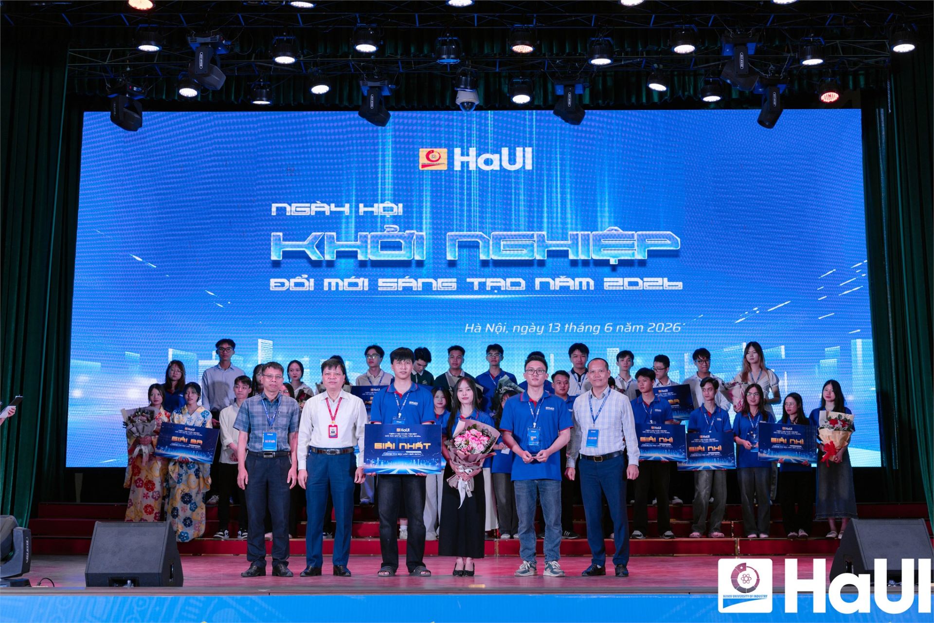 Dự án LumiR - Robot hỗ trợ người khiếm thị của sinh viên Trường Điện - Điện tử đạt giải Nhất phần thi Gọi vốn giả định Dự án LumiR - Robot hỗ trợ người khiếm thị của sinh viên Trường Điện - Điện tử đạt giải Nhất phần thi Gọi vốn giả định