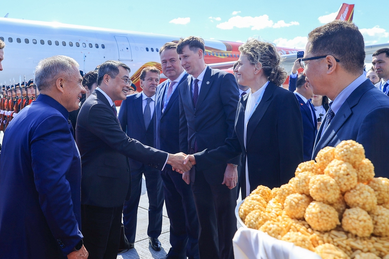 Người đứng đầu Cộng hòa Tatarstan Rustam Nurgaliyevich Minnikhanov giới thiệu thành phần đoàn đón Thủ tướng Lê Minh Hưng cùng đoàn đại biểu cấp cao Việt Nam tại sân bay quốc tế Kazan - Ảnh: VGP/Nhật Bắc Người đứng đầu Cộng hòa Tatarstan Rustam Nurgaliyevich Minnikhanov giới thiệu thành phần đoàn đón Thủ tướng Lê Minh Hưng cùng đoàn đại biểu cấp cao Việt Nam tại sân bay quốc tế Kazan - Ảnh: VGP/Nhật Bắc