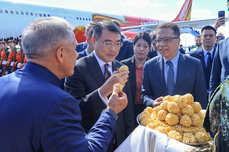 Lãnh đạo Cộng hòa Tatarstan mời Thủ tướng Lê Minh Hưng bánh mì muối và kẹo ngọt trắc-trắc – nghi thức truyền thống thể hiện tình cảm và sự trân trọng dành cho khách quý tới thăm - Ảnh: VGP/Nhật Bắc Lãnh đạo Cộng hòa Tatarstan mời Thủ tướng Lê Minh Hưng bánh mì muối và kẹo ngọt trắc-trắc – nghi thức truyền thống thể hiện tình cảm và sự trân trọng dành cho khách quý tới thăm - Ảnh: VGP/Nhật Bắc