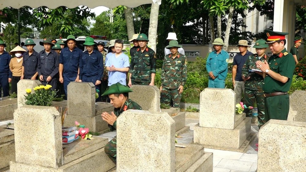 Thanh Hóa: Lấy mẫu ADN xác định danh tính hài cốt liệt sĩ tại Nghĩa trang xã Vĩnh Lộc
