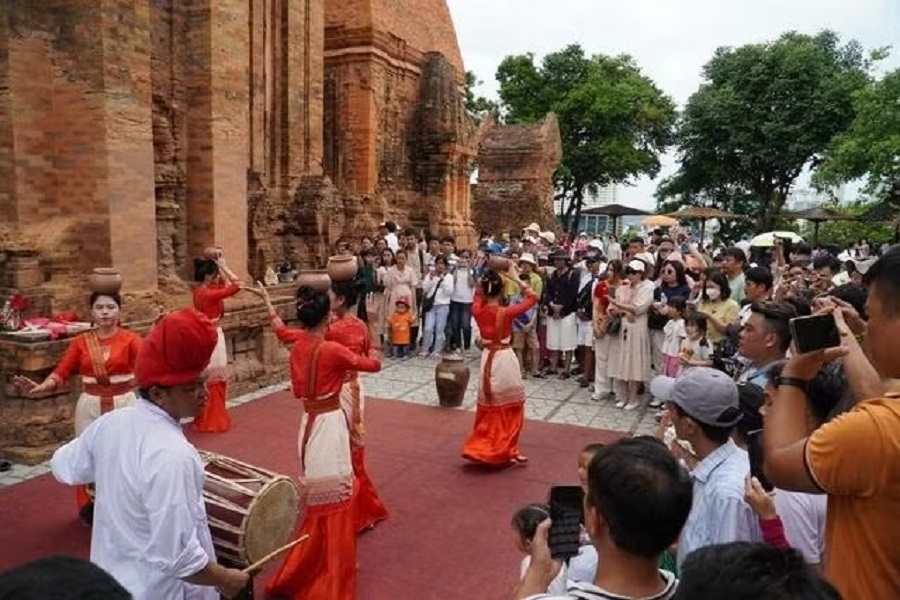 Khách du lịch tham quan Tháp Bà Ponargar. Khách du lịch tham quan Tháp Bà Ponargar.