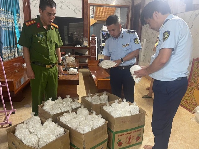 Lực lượng chức năng kiểm tra h&agrave;ng h&oacute;a kh&ocirc;ng r&otilde; nguồn gốc xuất xứ.