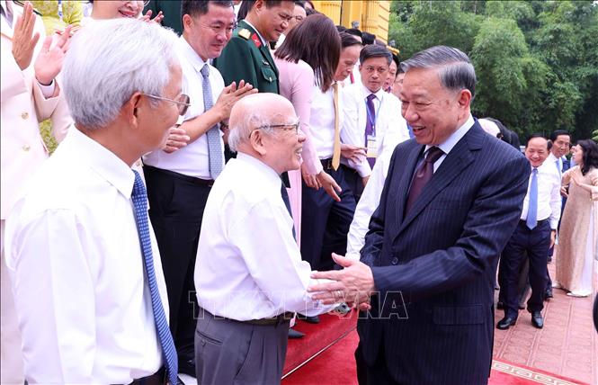 Tổng B&iacute; thư, Chủ tịch nước T&ocirc; L&acirc;m với c&aacute;c nh&agrave; b&aacute;o ti&ecirc;u biểu. Ảnh: Văn Điệp/TTXVN
