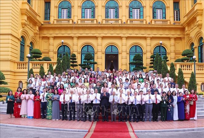 Tổng B&iacute; thư, Chủ tịch nước T&ocirc; L&acirc;m chụp ảnh chung với c&aacute;c nh&agrave; b&aacute;o ti&ecirc;u biểu. Ảnh: Văn Điệp/TTXVN