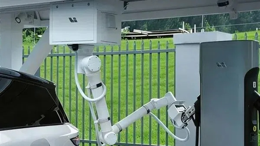 Li Auto cho biết h&atilde;ng đang thử nghiệm robot sạc do ch&iacute;nh m&igrave;nh ph&aacute;t triển nhằm phục vụ c&aacute;c mẫu xe điện thế hệ mới.