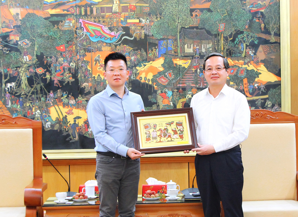 Đồng chí Phạm Hoàng Sơn tặng tranh dân gian Đông Hồ cho ông Richard Zeng. Đồng chí Phạm Hoàng Sơn tặng tranh dân gian Đông Hồ cho ông Richard Zeng.