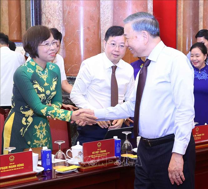 Tổng B&iacute; thư, Chủ tịch nước T&ocirc; L&acirc;m với c&aacute;c nh&agrave; b&aacute;o ti&ecirc;u biểu. Ảnh: Văn Điệp/TTXVN