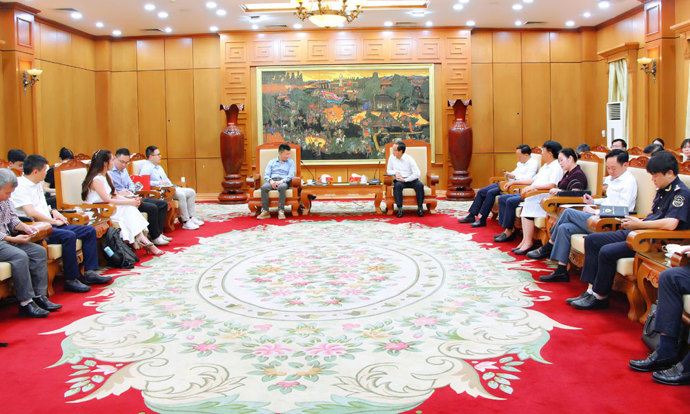Quang cảnh buổi làm việc. Quang cảnh buổi làm việc.