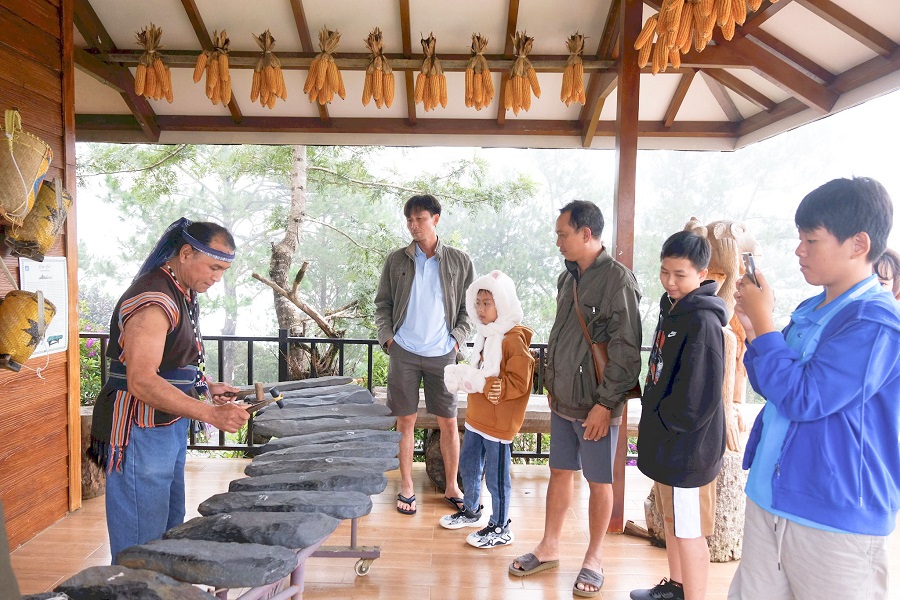 Văn hóa truyền thống - sản phẩm du lịch đặc trưng của Lâm Đồng được du khách ưa chuộng. Văn hóa truyền thống - sản phẩm du lịch đặc trưng của Lâm Đồng được du khách ưa chuộng.