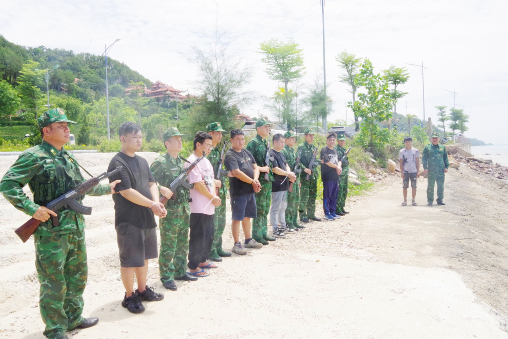 Các đối tượng đưa người xuất cảnh trái phép tại hiện trường Các đối tượng đưa người xuất cảnh trái phép tại hiện trường