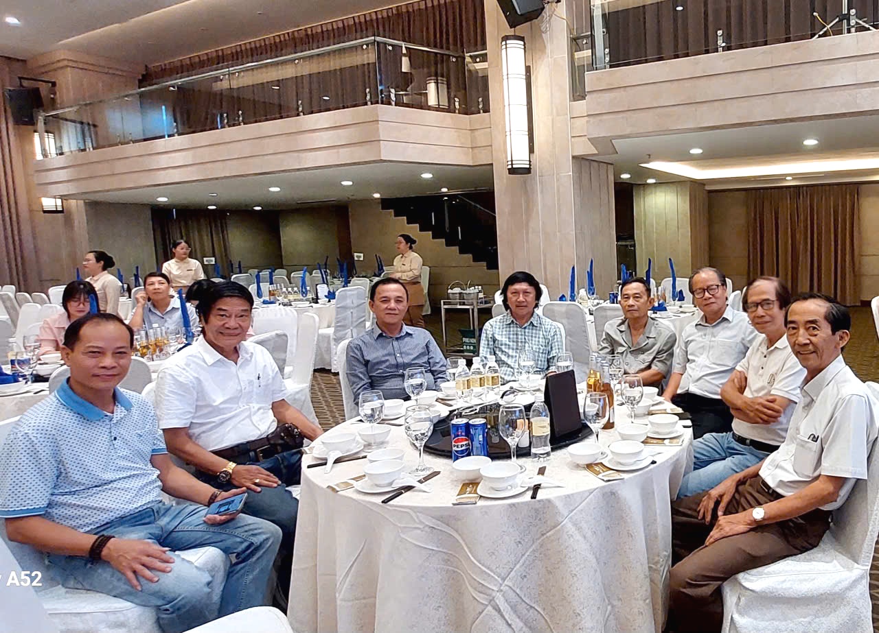 C&aacute;c nh&agrave; b&aacute;o tại buổi gặp mặt.