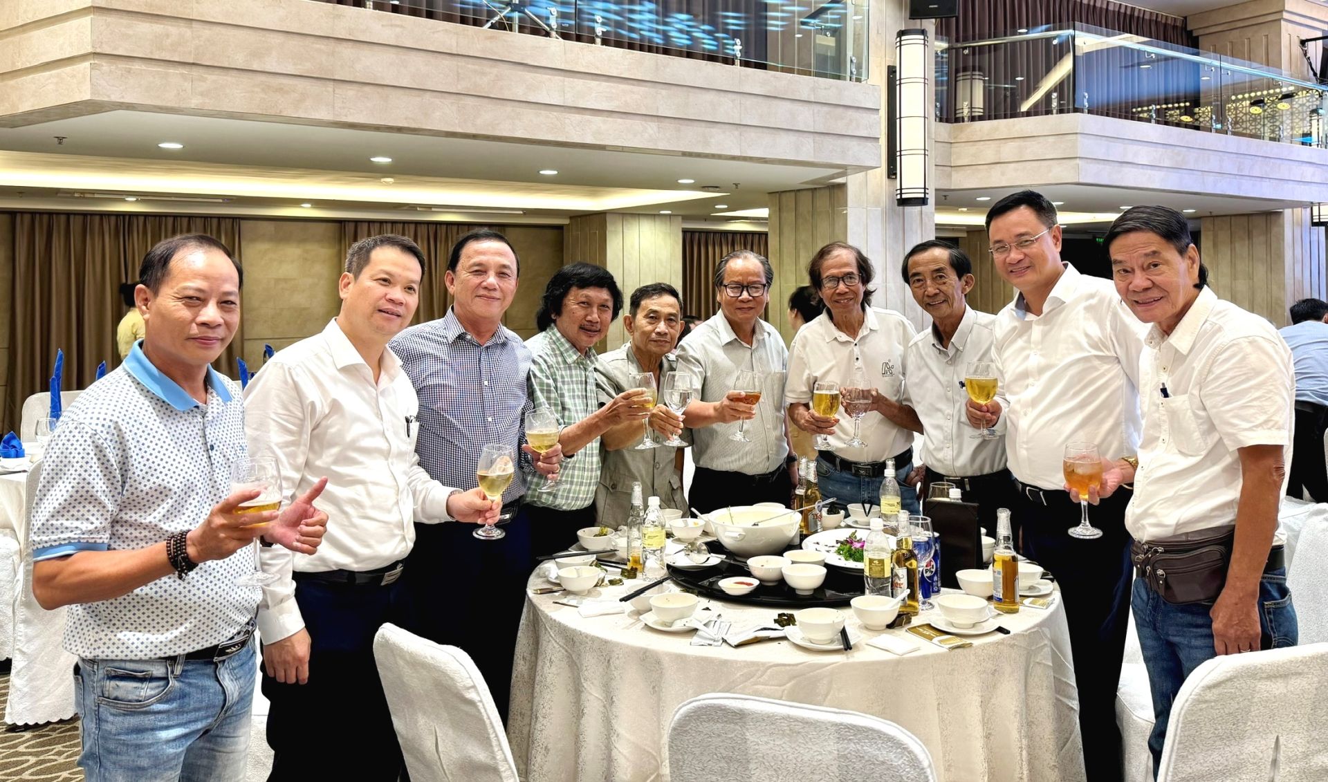 B&iacute; thư Th&agrave;nh ủy Đ&agrave; Nẵng L&ecirc; Ngọc Quang c&ugrave;ng l&atilde;nh đạo th&agrave;nh phố v&agrave; c&aacute;c ph&oacute;ng vi&ecirc;n, nh&agrave; b&aacute;o tham dự buổi gặp mặt.
