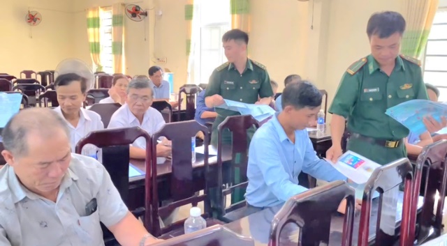 Đồn Bi&ecirc;n ph&ograve;ng Triệu V&acirc;n cấp ph&aacute;t tờ rơi.
