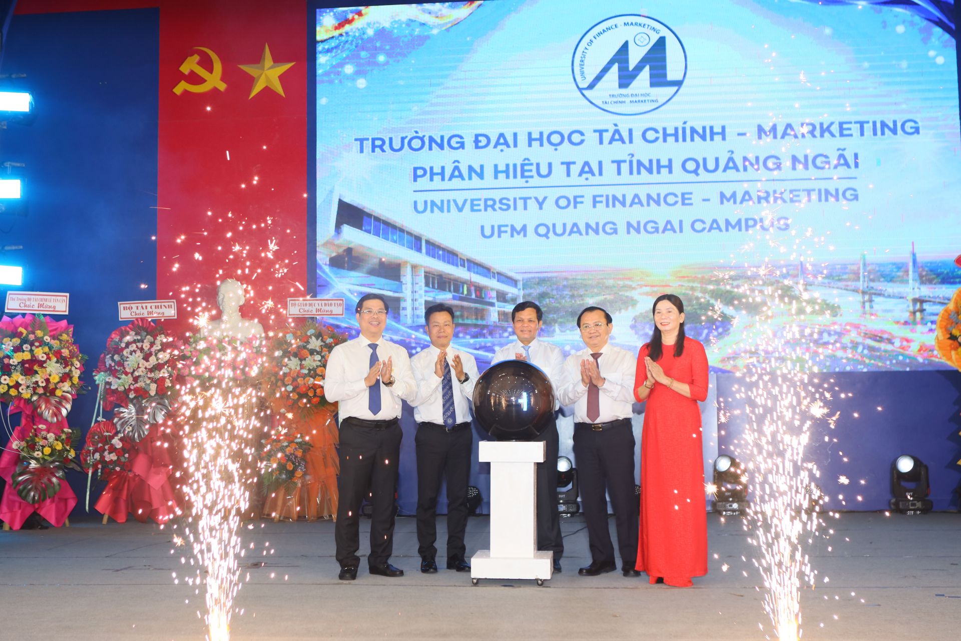 C&aacute;c đại biểu thực hiện nghi thức th&agrave;nh lập Ph&acirc;n hiệu Trường Đại học T&agrave;i ch&iacute;nh - Marketing tại tỉnh Quảng Ng&atilde;i