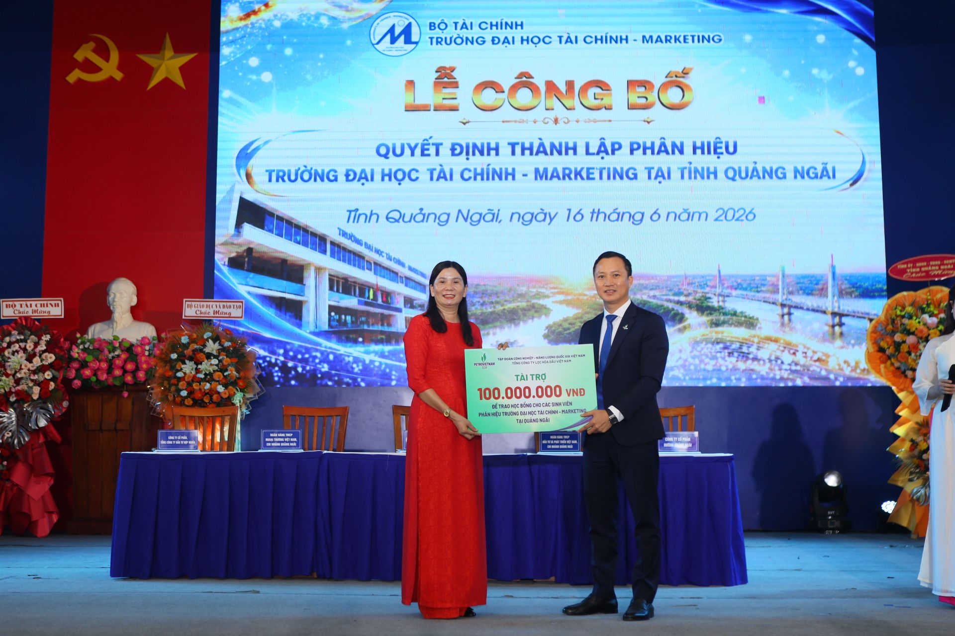 BSR trao tặng học bổng cho c&aacute;c em sinh vi&ecirc;n c&oacute; th&agrave;nh t&iacute;ch tốt, vươn l&ecirc;n trong học tập
